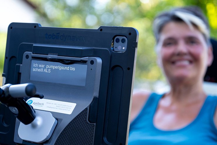 Die an ALS erkrankte Gabriele Engel bedient mit ihren Augen den Sprachcomputer an ihrem Rollstuhl. - © Lennart Preiss/dpa