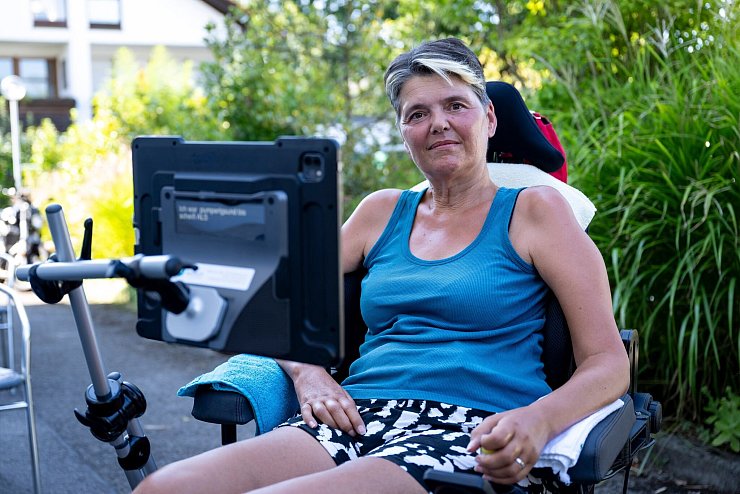 Gabriele Engel bedient mit ihren Augen den Sprachcomputer an ihrem Rollstuhl - © Lennart Preiss/dpa
