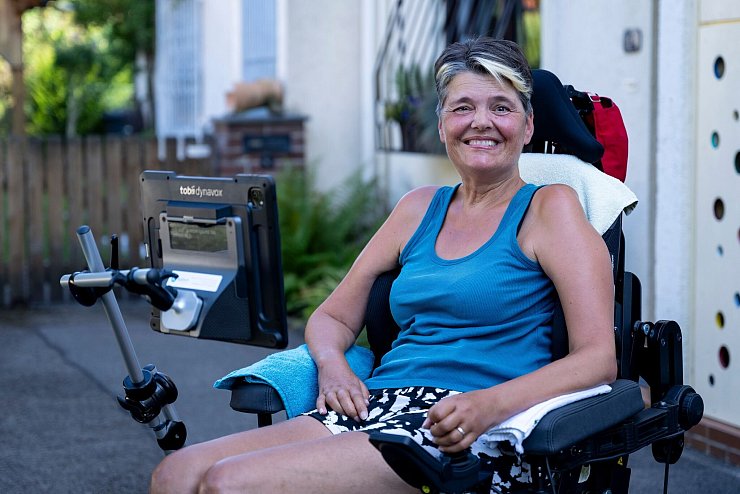 Eine Patientin, die ihrer unheilbarer Krankheit trotzt. - © Lennart Preiss/dpa