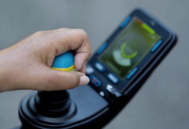 Einige Patientinnen wie Gabriele Engel können mit einer Hand ihren Rollstuhl bedienen andere können noch mehr. - © Lennart Preiss/dpa