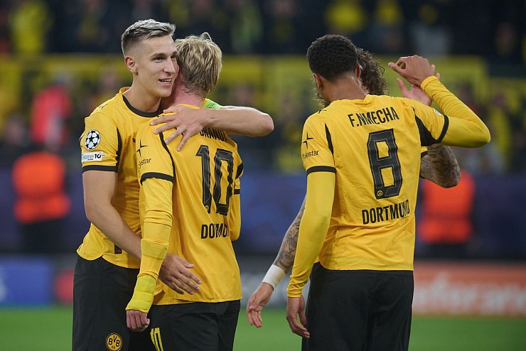 Nico Schlotterbeck (l) saß gegen Bilbao zunächst auf der Bank. - © Bernd Thissen/dpa