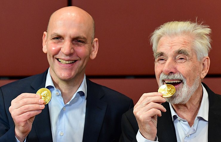 Die bislang letzten deutschen Nobelpreisträger: der Chemiker Benjamin List und der Physiker Klaus Hasselmann. (Archivbild) - © Tobias Schwarz/AFP-Pool/dpa
