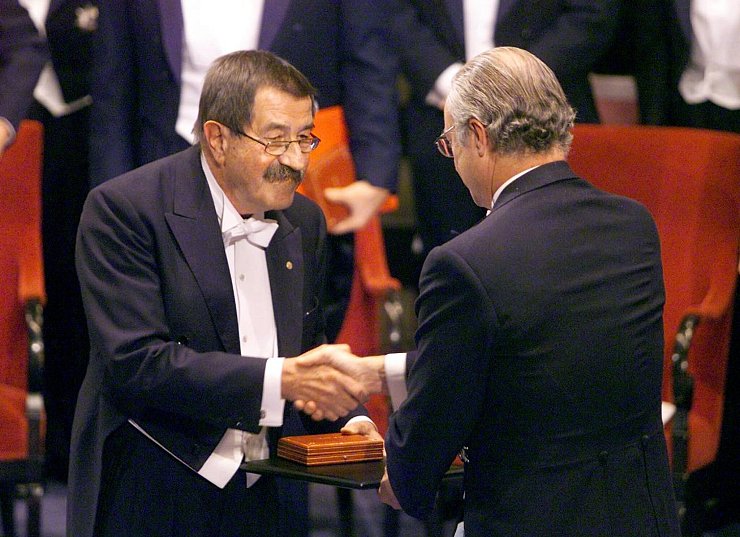 Einer der bislang letzten deutschen Nobelpreisträger: Günter Grass bekam die Nobelmedaille 1999 aus den Händen von Schwedens König Carl XVI. Gustaf überreicht. (Archivbild) - © picture alliance / dpa