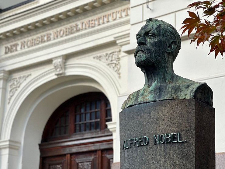 Der Mann hinter den Nobelpreisen: Dynamit-Erfinder und Preisstifter Alfred Nobel. (Archivbild) - © Steffen Trumpf/dpa
