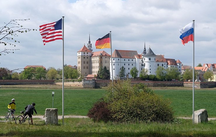 Torgau gedenkt jedes Jahr der Begegnung amerikanischer und sowjetischer Soldaten auf der zerstörten Elbbrücke. (Archivbild) - © Sebastian Willnow/dpa-Zentralbild/dpa