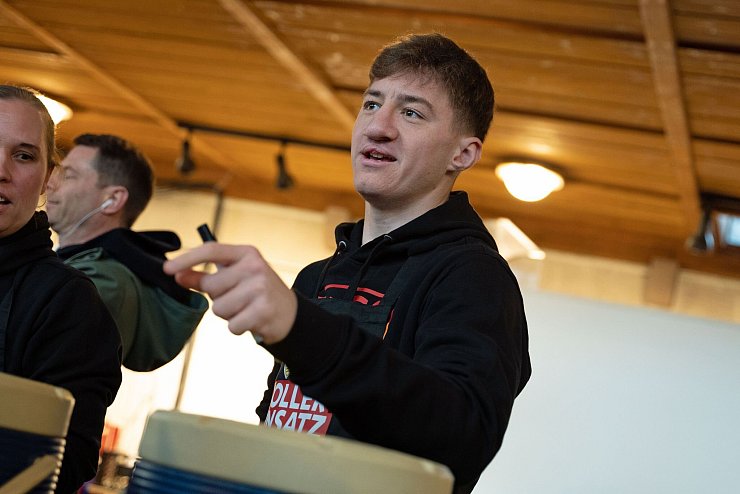 VfB-Nationalspieler Angelo Stiller schenkte in der Stuttgarter Vesperkirche Tee aus. - &copy; Helena Dolderer/dpa