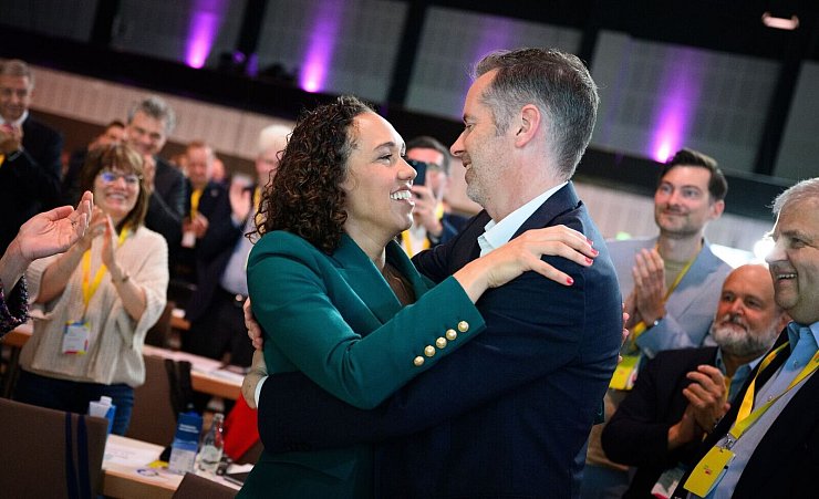 Glückwunsch an die neue Generalsekretärin vom ebenfalls neuen Parteivorsitzenden Christian Dürr. - © Bernd von Jutrczenka/dpa