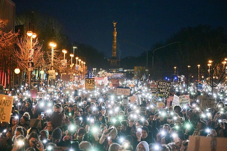 Kundgebung unter dem Motto «Aufstand der Anständigen - Wir sind die Brandmauer!» in Berlin. - © Sebastian Christoph Gollnow/dpa