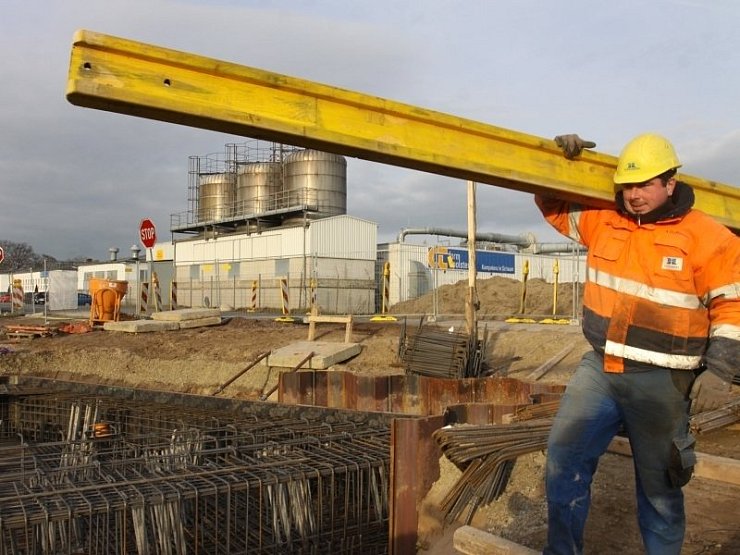 Bauarbeiten für die Nordumgehung in der Blutwiese bei Bad Oeynhausen. Alexander Hoffmann von der Firma Hofschröer schleppt einen Holzträger. - © FOTO: ULF HANKE
