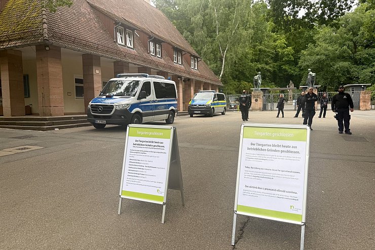 Mehrere Polizeikräfte waren am Tiergarten im Einsatz. - © Irena Güttel/dpa