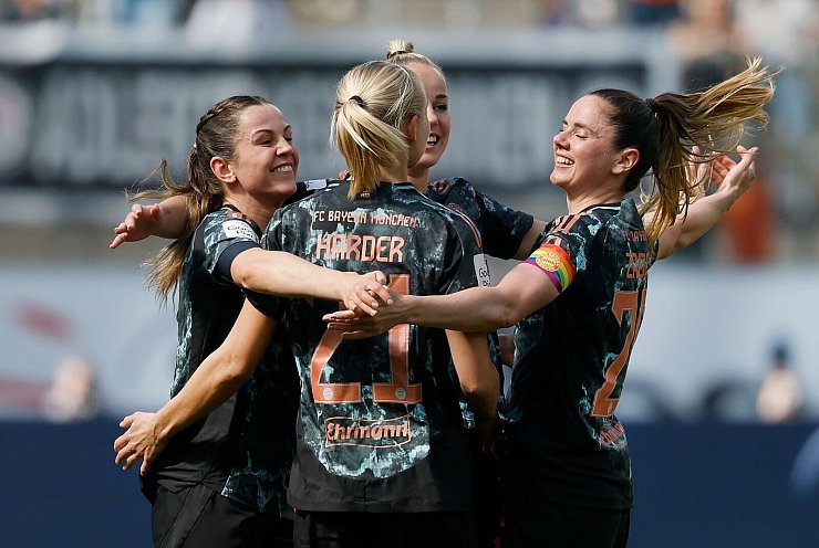 Jubel um Pernille Harder (Mitte) bei den Bayern-Frauen - © Heiko Becker/dpa