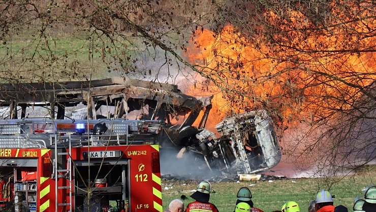 Flammen lodern nach einem Zusammenstoß zwischen einem Tanklaster und einer Stadtbahn - © Rene Priebe/dpa