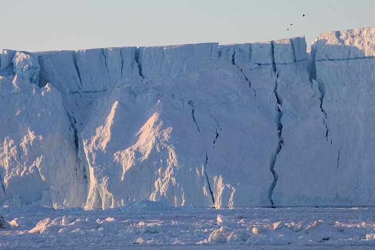 Risse sind im Ilulissat-Eisfjord in einem riesigen Eisberg zu sehen. - © Steffen Trumpf/dpa
