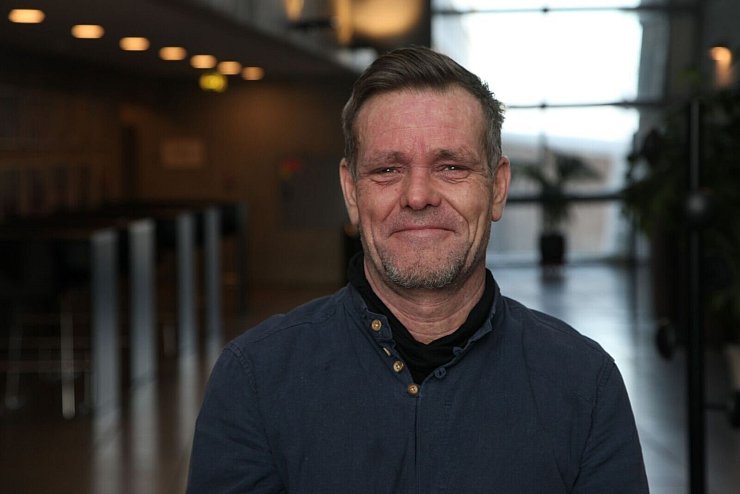 Der Forscher Pelle Tejsner erklärt, wie wichtig das Eis für die Grönländer ist. - © Steffen Trumpf/dpa