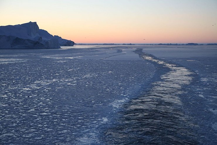 Mit zunehmendem Klimawandel werden Schifffahrtsrouten in der Arktis zugänglicher. - © Steffen Trumpf/dpa