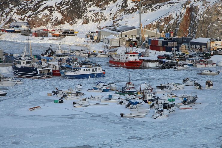 Boote und Schiffe im Hafen von Ilulissat. - © Steffen Trumpf/dpa