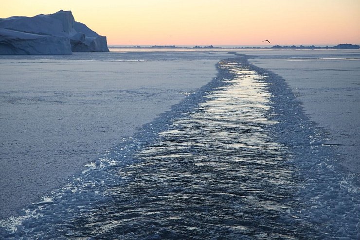 Ein Eisbrecher hat diesen Weg durch das Fjordwasser gebahnt. - © Steffen Trumpf/dpa
