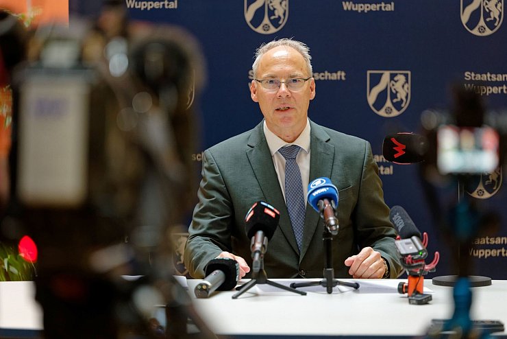 Oberstaatsanwalt Wolf-Tilmann Baumert zur Erhebung der Anklage wegen versuchter Erpressung der Familie Schumacher. - © Henning Kaiser/dpa