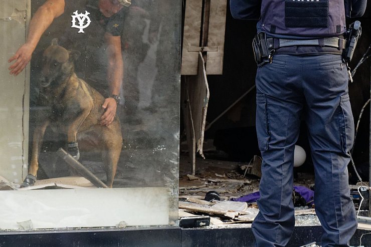 Ein Laden wurde durch die Explosion zerstört. - © Henning Kaiser/dpa