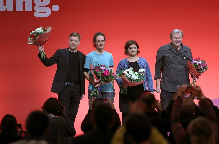 Das Spitzenduo Martin Schirdewan (l) und Carola Rackete (2.v.l.) kandidiert zusammen mit Özlem Alev Demirel und Gerhard Trabert für die Europawahl. - © Karl-Josef Hildenbrand/dpa