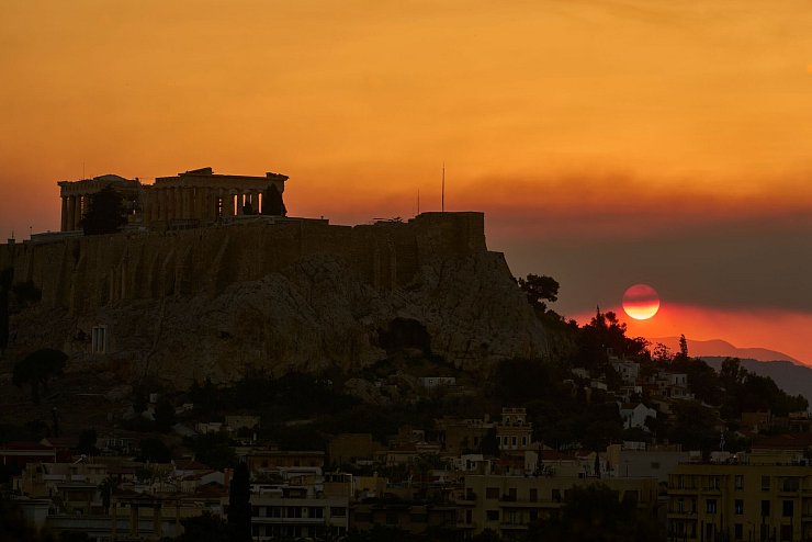Der Rauch zieht bis über die Hauptstadt Athen. - © Petros Giannakouris/AP/dpa