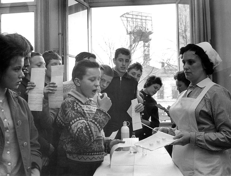 Im Jahr 1962 wurde in Deutschland auch noch eine Schluckimpfung verwendet, hier auf einem Zuckerwürfel. Mittlerweile ist die Impfung Teil einer Sechsfach-Impfung per Spritze. - © picture alliance / dpa