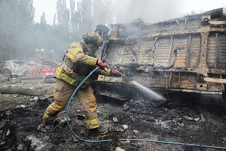 Der russische Luftangriff auf Kiew hat mehr als 145 Menschen verletzt. - © Efrem Lukatsky/AP/dpa