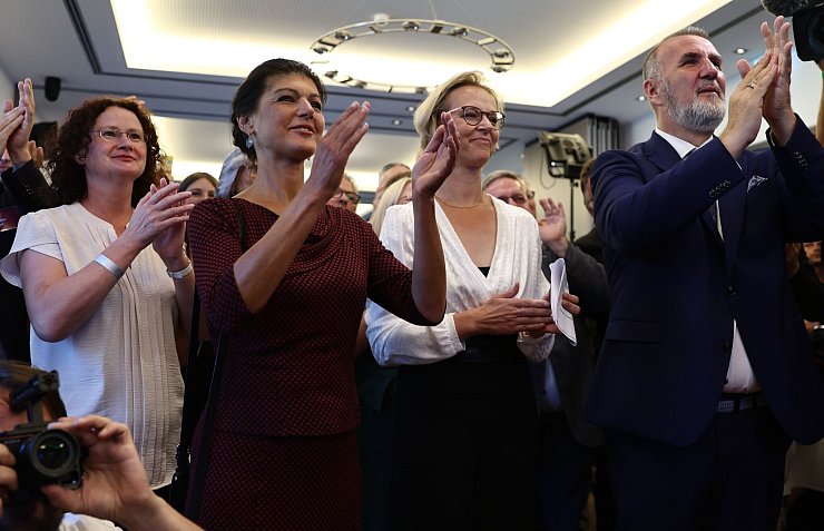Sahra Wagenknecht (2.v.l.), Gründerin des gleichnamigen Bündnis, und die Thüringer Spitzenkandidatin Katja Wolf (2.v.r.) könnten eine wichtige Rolle spielen. - © Christoph Soeder/dpa