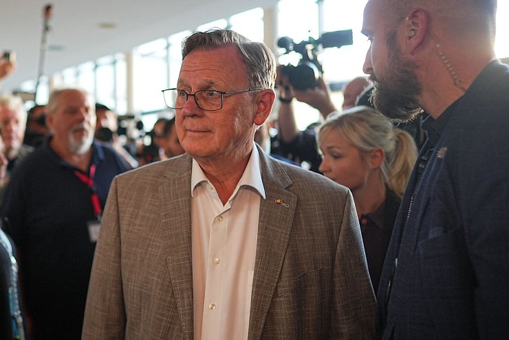 Die Linke von Ministerpräsident Bodo Ramelow rutscht mit deutlichen Verlusten auf den vierten Platz. - © Michael Kappeler/dpa