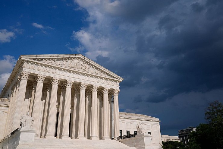 Der Supreme Court ist in Trumps erster Amtszeit deutlich rechts gerückt - wovon er nun profitiert. (Archivbild) - © Susan Walsh/AP/dpa