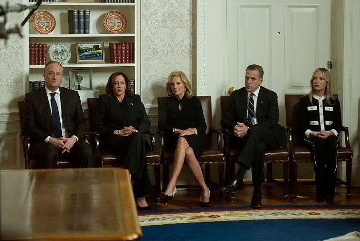 Bidens Vize Kamala Harris, First Lady Jill Biden und andere Vertraute verfolgten die Rede im Oval Office. - © Mark Schiefelbein/AP/dpa