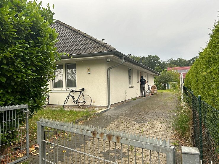 Im brandenburgischen Falkensee bei Berlin durchsuchten Beamte ein Haus, dessen Adresse im Impressum des Magazins genannt wird. - © Sven Kaeuler/dpa/tnn/dpa