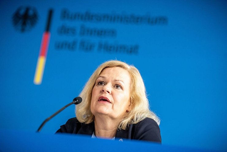 Bundesinnenministerin Nancy Faeser hat das «Compact»-Magazin verboten. (Archivbild) - © Michael Kappeler/dpa