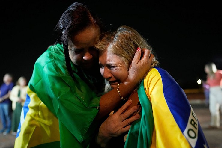 Anhänger Bolsonaros weinen während einer Mahnwache zu seiner Unterstützung. - © Eraldo Peres/AP/dpa