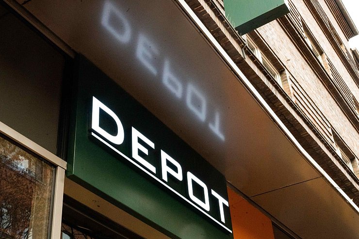 Der Einrichtungsfachhandel, zu dem Depot zählt, hatte es zuletzt schwer. - © Alicia Windzio/dpa