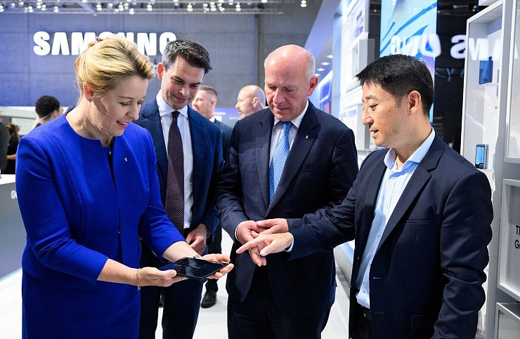 Samsung präsentiert auf der IFA neue Handymodelle. - © Bernd von Jutrczenka/dpa