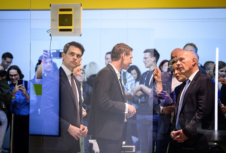 Roboter putzen auf der Messe fleißig Fenster. - © Bernd von Jutrczenka/dpa