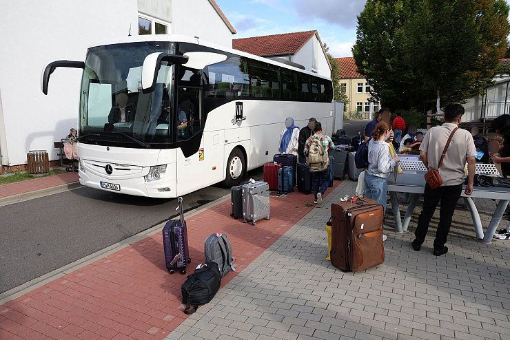 Ein Bus hat Menschen aus Afghanistan, die zuvor mit einem Flugzeug am Flughafen Hannover gelandet sind, in das Grenzdurchgangslager Friedland gefahren. - © Stefan Rampfel/dpa