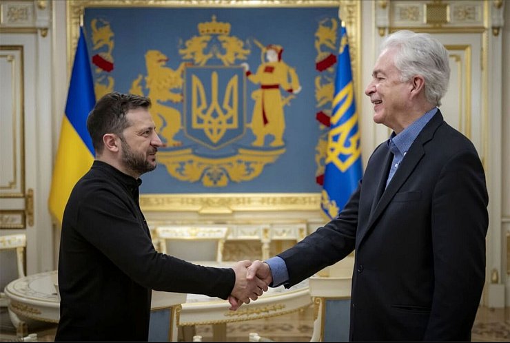 Selenskyj nimmt sehr persönlich Abschied von CIA-Chef Burns. - © Uncredited/Ukrainian Presidential Press Office/AP/dpa