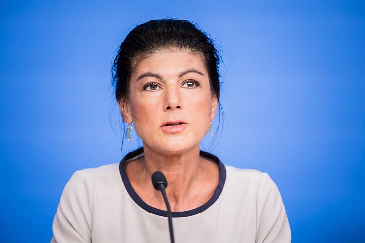 Parteigründerin Sahra Wagenknecht zeigt sich offen für eine Zusammenarbeit mit der CDU auf Landesebene, stellt aber diverse Bedingungen. - © Christoph Soeder/dpa