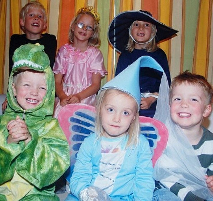 Zweimal drei: Im Wurmschen Wohnzimmer haben sich Fabian, der Entdecker, Sarah, die Soziale und Lena, die Pfiffige (hinten, von links) sowie Nicholas, der Clevere, Kayleigh, die Ausgewogene und Colin, der Sportliche (vorne, von links) auf dem Sofa versammelt. Zuvor sind vier von ihnen in der Karnevals-Verkleidungskiste fündig geworden.fotO: PRIGNITZ