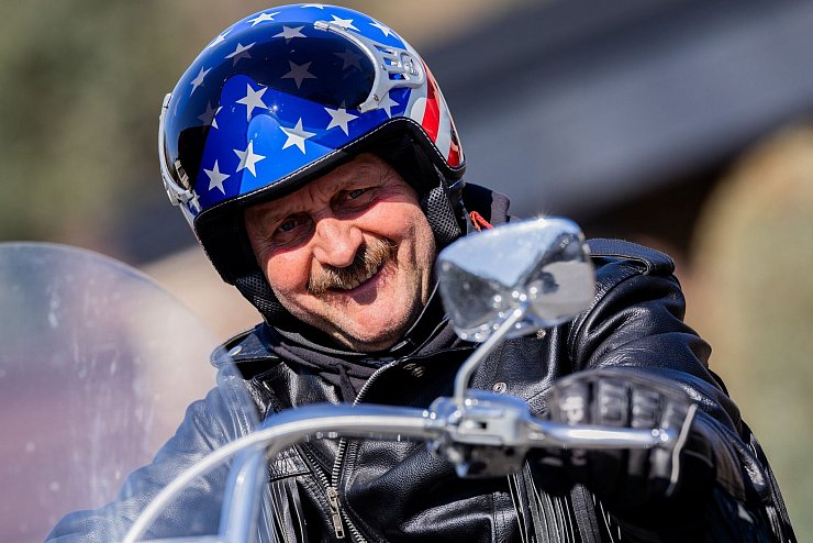 Auch im Alter ist Peter Neururer noch begeister Harley-Fahrer. - © Rolf Vennenbernd/dpa
