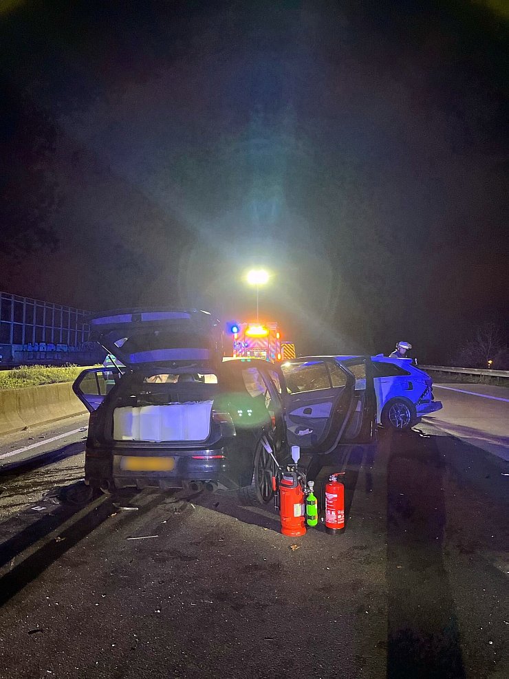 Der Unfallwagen birgt eine brisante Fracht. Polizisten entdecken Sprengmittel und große Benzinkanister in einem verlassenen Auto auf der A4 bei Köln. - © Polizei Köln/dpa