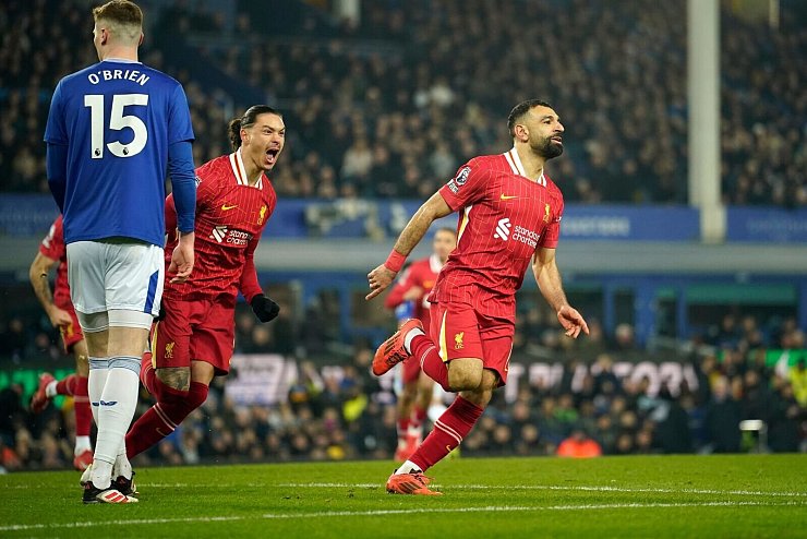Liverpools Mohamed Salah (r) jubelt nach seinem zweiten Tor, kann aber am Ende keinen Sieg feiern. - © Dave Thompson/AP/dpa