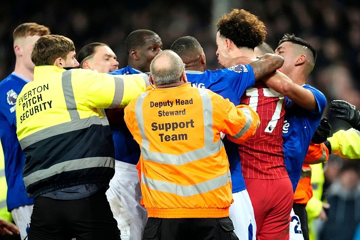 Evertons Abdoulaye Doucoure soll die Liverpool-Fans provoziert haben. - © Nick Potts/PA/AP/dpa