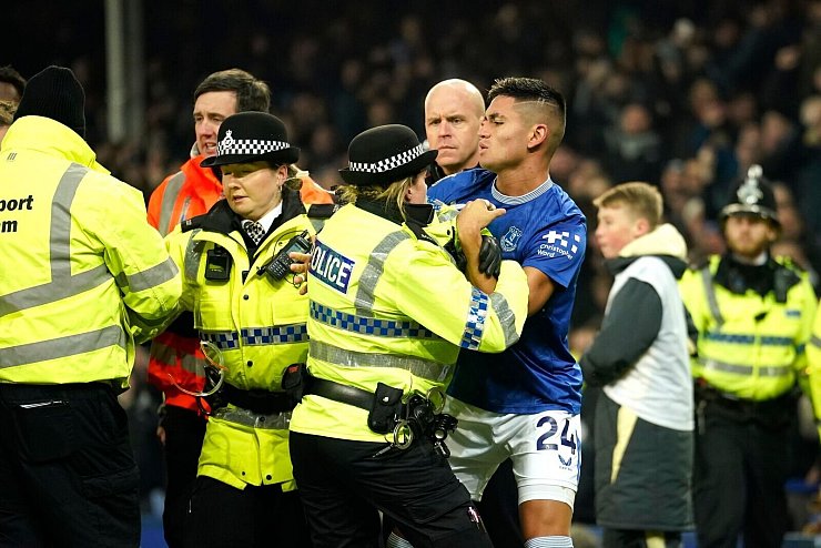 Aufgeheizte Stimmung am Endes des Derbys. - © Dave Thompson/AP/dpa