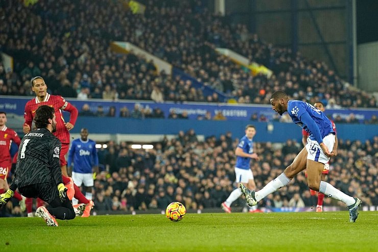 Evertons Beto (r) erzielt den Führungstreffer für seine Mannschaft. - © Dave Thompson/AP/dpa