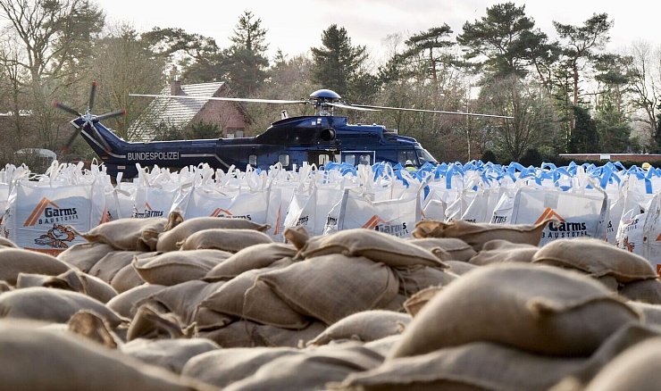 Sandsäcke und Bigbacks liegen bereit, um mit einem Hubschrauber an die Hunte (Oldenburg/Niederschsen) gebracht zu werden. - © Jörn Hüneke/xoyo/dpa