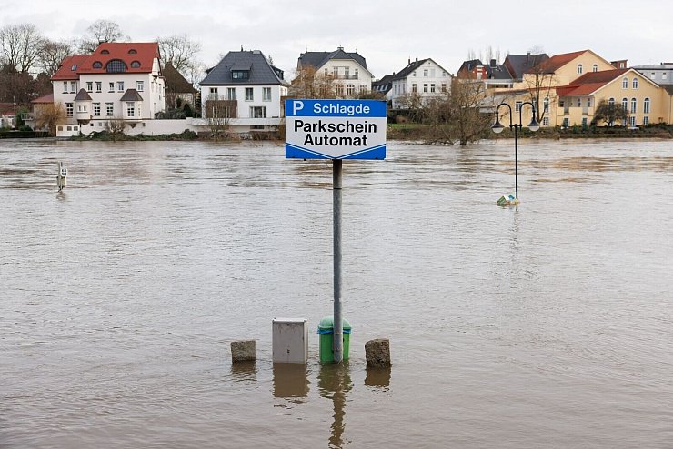 In Minden (Nordrhein-Westfalen) ist die Weser über die Ufer getreten, - © Friso Gentsch/dpa