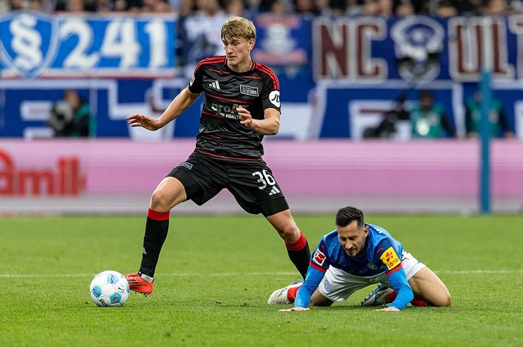 Berlins Aljoscha Kemlein (l) und Kiels Steven Skrzybski kämpfen um den Ball. - © Axel Heimken/dpa